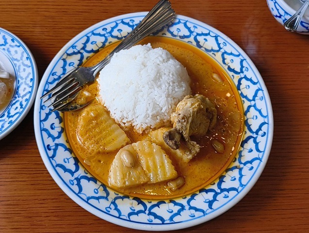 煮込み鶏肉とジャガイモのカレー（グエーンマサマン・ガイ）