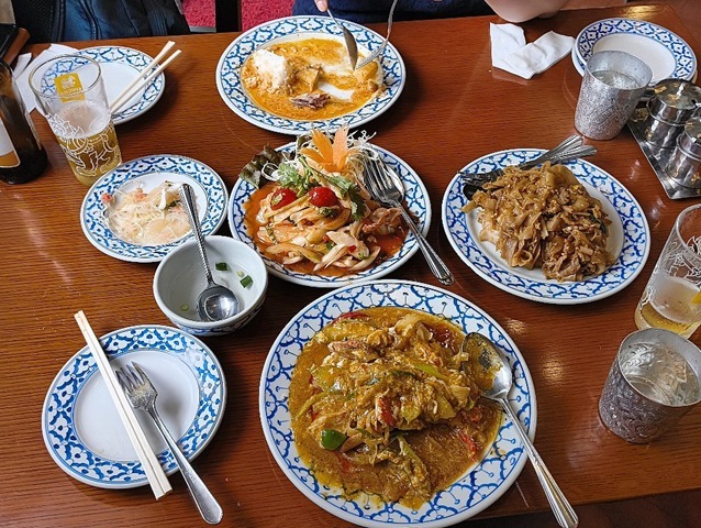 料理を並べて食べる