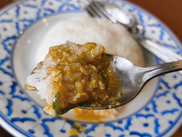 ご飯を貰って蟹のカレー炒めを食べる