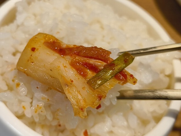 キムチでご飯を巻く