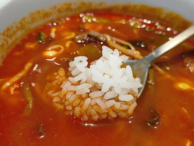 スープにご飯を入れて食べる