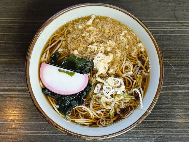 『文殊 浅草店』で「たぬきそば」を食べた。「たぬきそば」の旨さの秘訣は、天かすと辛い汁との黄金の出会いにある。天かすから溶け出す油が、出汁のきいたつゆに深いコクを与え、塩っぱい汁の角が取れて全体がまろやかな味になる。 そうして一気に手繰れば、勿論、うまいのだよ（笑） 。（文殊 浅草店：浅草一丁目：浅草地下街）