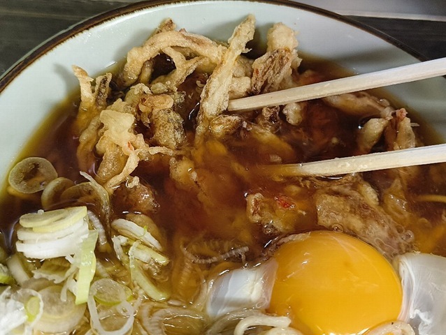 かき揚げを汁に沈める