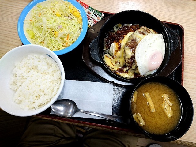 チーズエッグビーフハンバーグステーキ定食