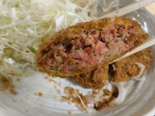 紅生姜メンチを食べる
