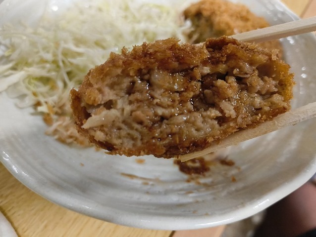 亀有（豚）メンチを食べる