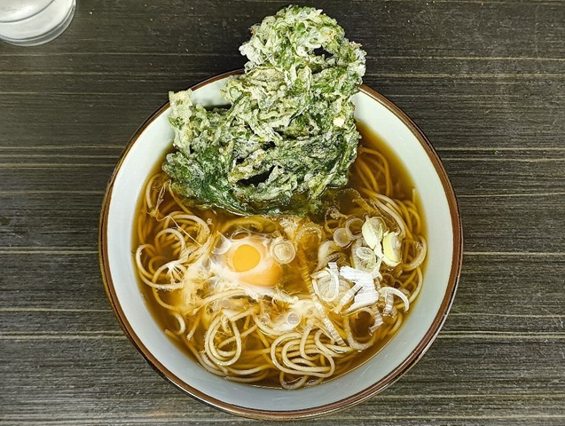 久しぶりに「文殊」で「春菊天そば」＋「生たまご」でランチ。 「春菊天」は全体を丼にかけられその端を「汁」に浸しているが、 その端にある「生たまご」の「白身」が濁っている。あー理想的なのだ。無論、うまいのだよ（笑）。（文殊 浅草店：浅草一丁目：浅草地下街）