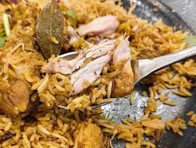 手羽元を食べる