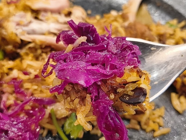 ビリヤニとアチャールを一緒に食べる