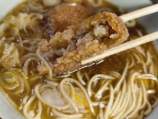 コロッケを食べる