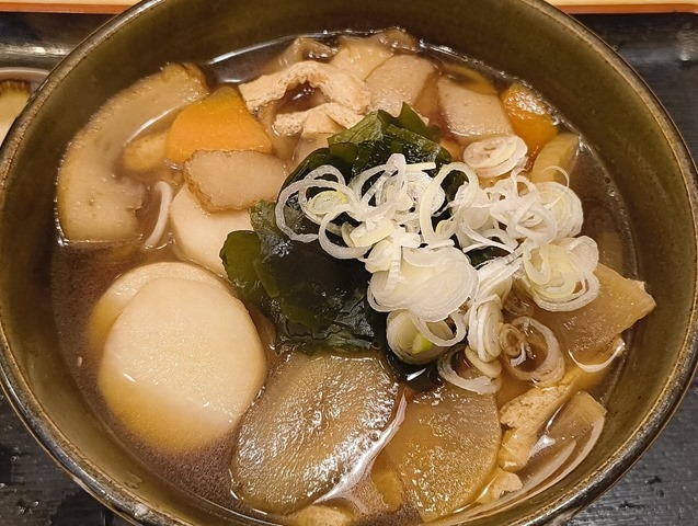 にんじんや大根、里芋、それにさつまあげ、油揚げが入った汁