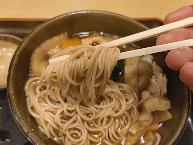 蕎麦を手繰る