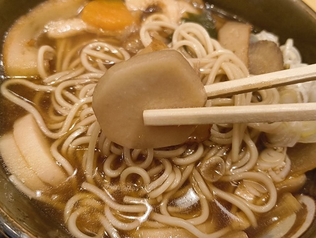 里芋を食べる