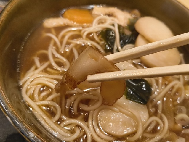 さつまあげを食べる