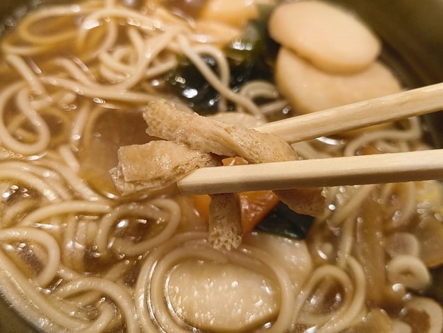 油揚げを食べる
