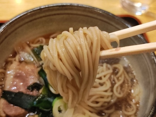 蕎麦を手繰る