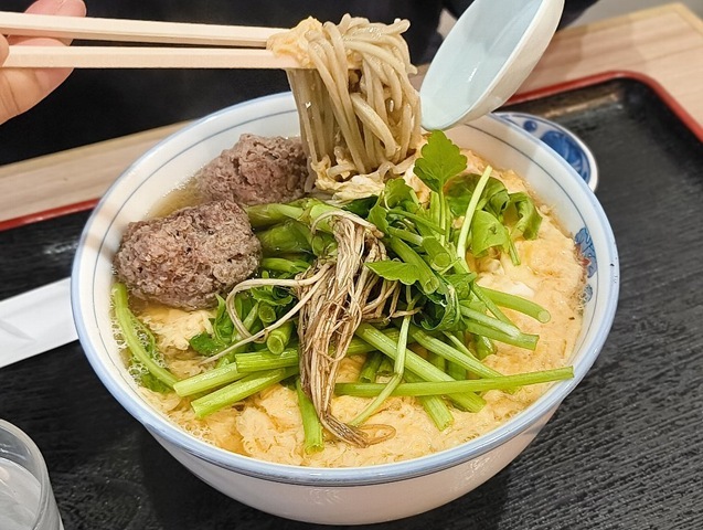 芹の根っ子を食べる