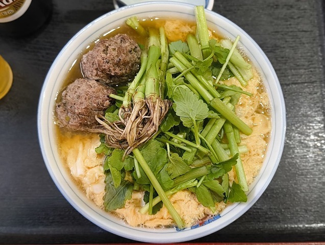 「三代目松月庵」の「芹蕎麦」と「瓶ビール」でランチにしたこと。「春の七草 芹蕎麦」だ。見てくれこの丼の色合いを、まだ寒いが春の香りは充分なのであるな。うまかったのだよ（笑）。（十割手打そば 三代目松月庵：松が谷二丁目）