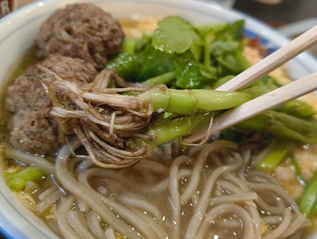 芹の根っ子を食べる