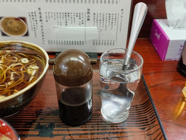 水の入ったコップにスプーンが入っている