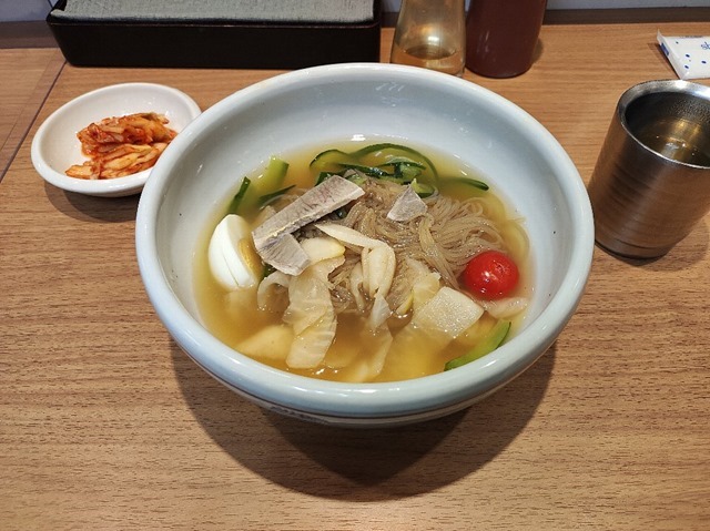 水冷麺をはさみで切って出してもらった