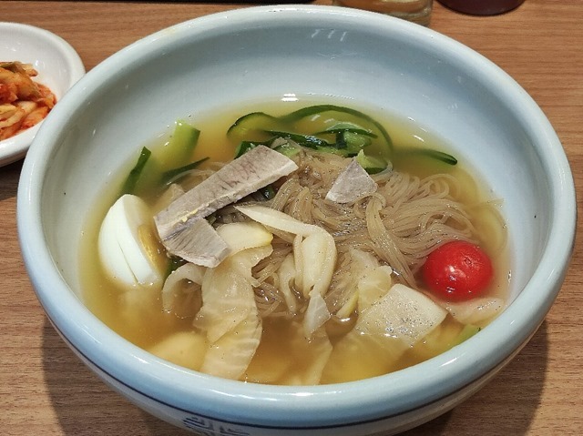 水冷麺をはさみで切って出してもらった