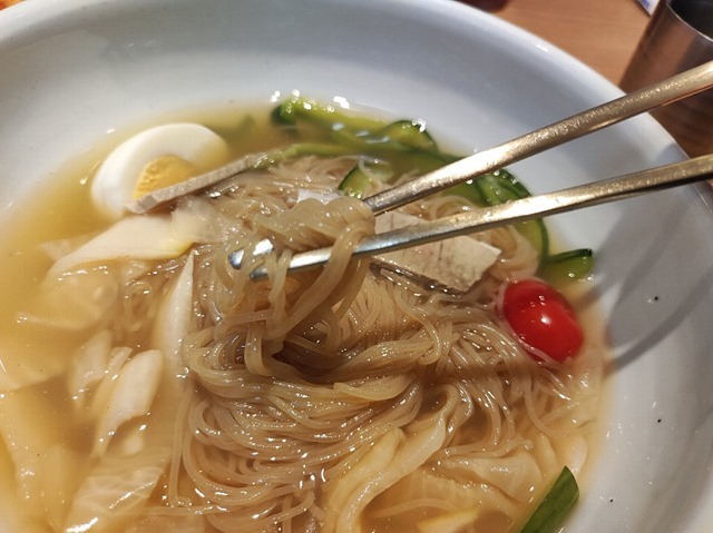 水冷麺をはさみで切って出してもらった