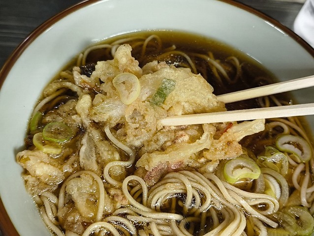 破片のようなかき揚げを食べる