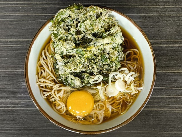 『文殊 浅草店』で「春菊天そば」に「生たまご」でランチ。浅草地下街における至高のランチだ。今日も、実にうまかったのだよ（笑）。（文殊 浅草店：浅草一丁目：浅草地下街）