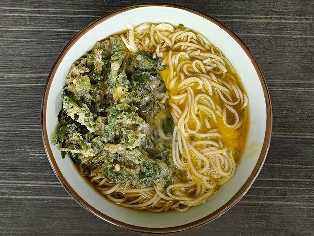たまごの黄身を蕎麦の上に散らすのだ