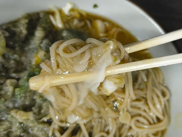 てたまごと一緒に蕎麦を手繰る