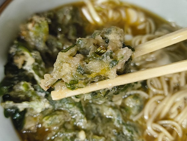 春菊天が汁に浸ってばらばらになりそうな寸前を狙って春菊天の破片を食らうのだ