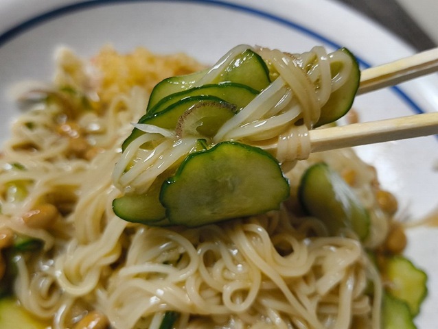 きゅうりとみょがも一緒に食べる