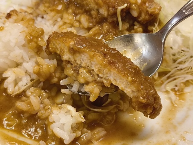 カツカレーを食べる