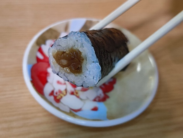かんぴょう巻を食べる