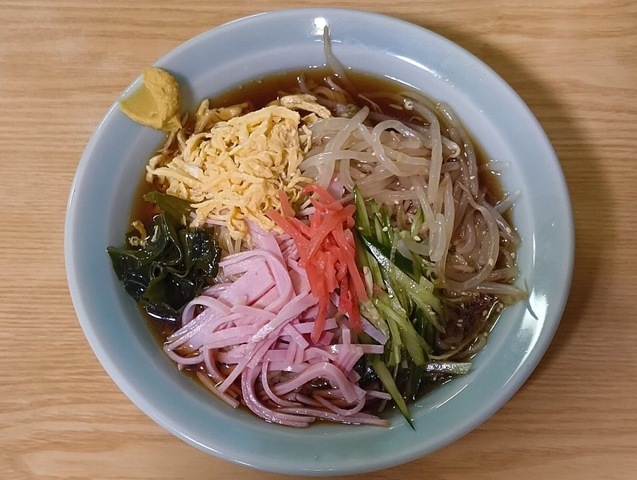 『山口家』の「冷し中華」でランチ。みてくれ、この古臭い「冷し中華」を。あたし的には、ハムと胡瓜と錦糸たまご、これが「冷し中華」の「三種の神器」なのだ。 これらの具材をぐるぐるとかき混ぜて食べれば、あたしは昭和40年代にタイムトリップしてしまう。勿論、うまかったのだよ（笑）。（山口家本店：千束通り商店街：浅草五丁目）