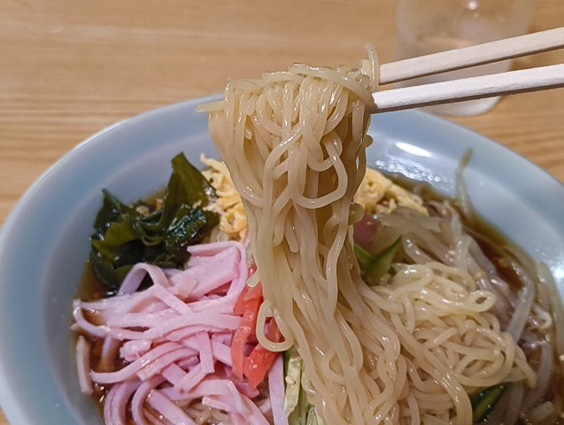 中華麺を手繰る