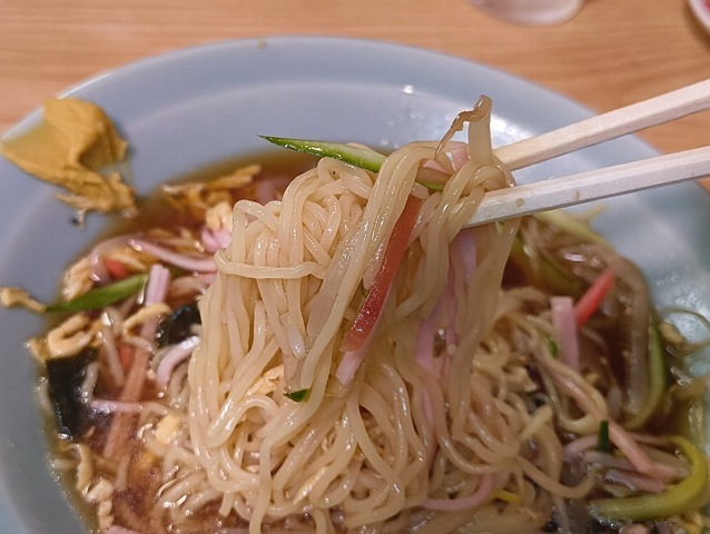 中華麺を手繰ると色々なものがついてくる