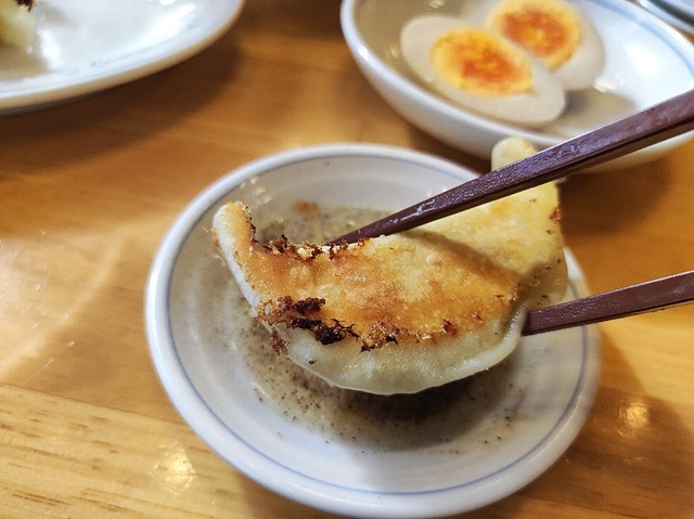 餃子を食う