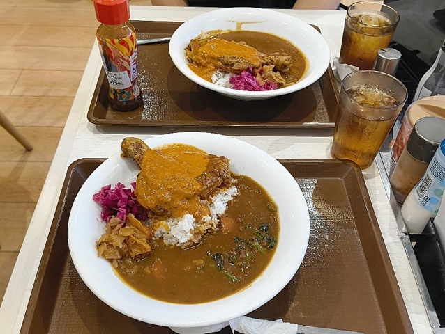 「すき家」で 「ほうれん草バターチキンソースカレー」と「ターチキンソースカレー」で家人と一緒にランチにしたのだ。この「カレー」は「骨付きのチキン」の力が大きいのだが、今回は「すき家特製 辛口ソース」の世話になってみた。いやー辛くてうまかったのだよ（笑）。（すき家 浅草六区店：浅草二丁目）