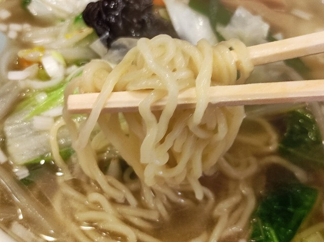 細めの麺が野菜野下からでてくる