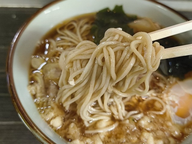 蕎麦を手繰る