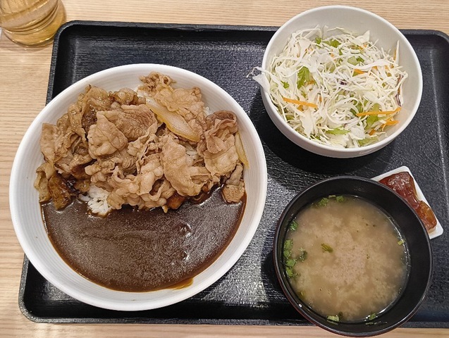 牛×牛カルビ黒カレー（ご飯少なめ）とサラダみそ汁セット