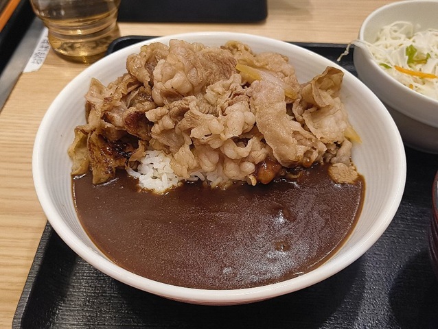 牛×牛カルビ黒カレー（ご飯少なめ）