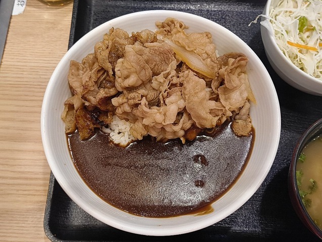 牛×牛カルビ黒カレー（ご飯少なめ）