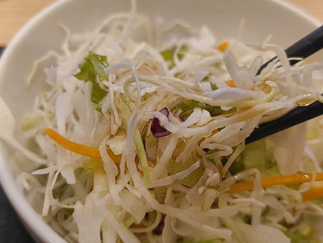 サラダも食べる
