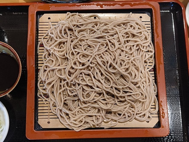 「きそば 永竜」の「大もり」と「おつまみ天ぷら」と｢ビール」でランチ。ここは「千足通り」の端っこの店だが長いこと（あたしにとっての）「結界」があるので入れなかったのだ。でも食べれば、普通にうまかったのだよ（笑）。（きそば 永竜：浅草五丁目）