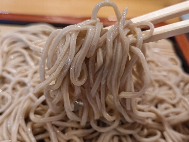 蕎麦を手繰る
