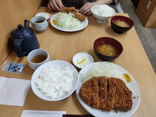 ロースカツ定食（大）とヒレカツ定食