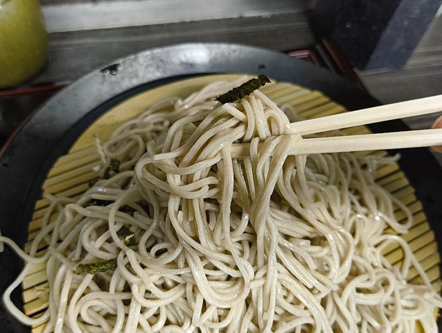 ざるそばを手繰る
